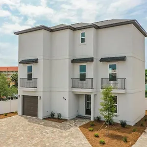 Holiday home Majestic 3-story Near Beach, Free Wi-fi, Community Pool And Bbq Access, Destin